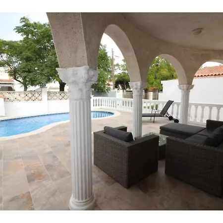 Villa Grande Familiale Avec Piscine, Pres Et Canaux *