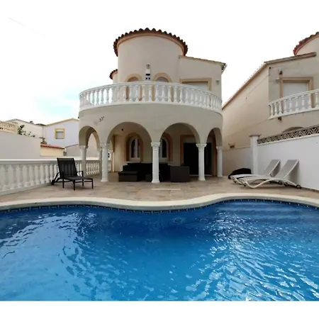 Grande Familiale Avec Piscine, Pres Et Canaux Villa